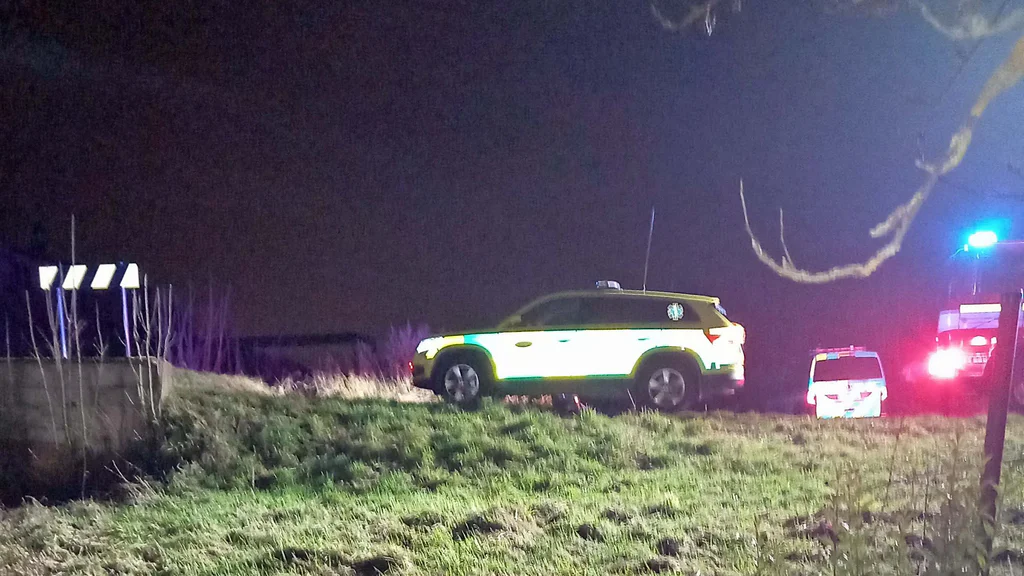 Vlak v Trutnově srazil chodce. Foto: HZS