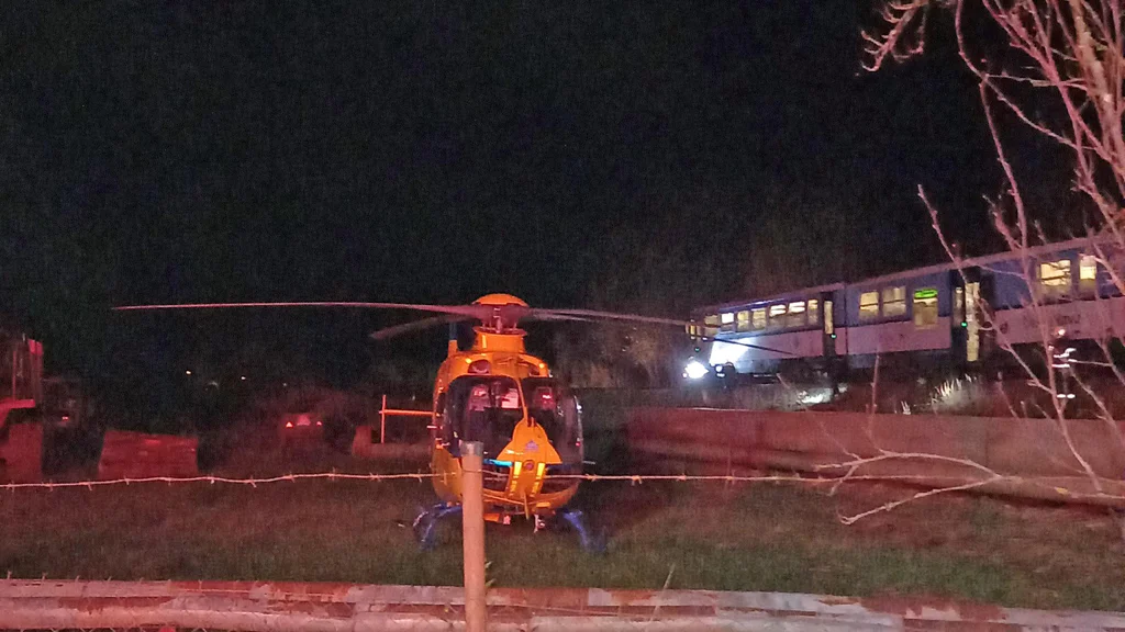 Vlak v Trutnově srazil chodce. Foto: HZS