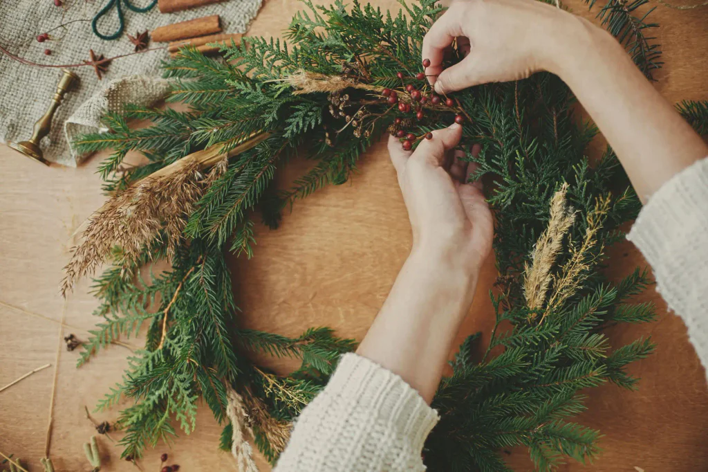 Adventní věnec si můžeme vyrobit sami doma a strávit tak pěkné odpoledne.