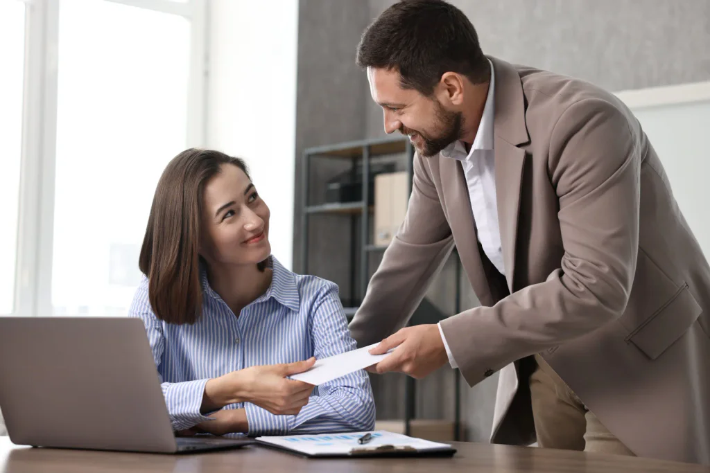Rok uzavřou lepšími výplatami jen nejšťastnější. Třetina zaměstnanců zůstane bez odměn.