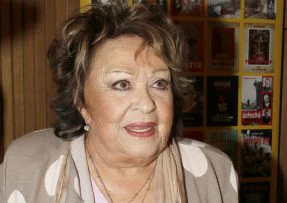 Legendární herečka Jiřina Bohdalová v šedém saku