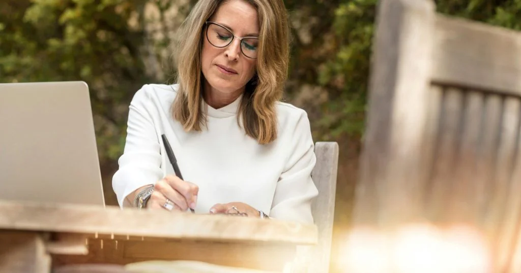Žena píše