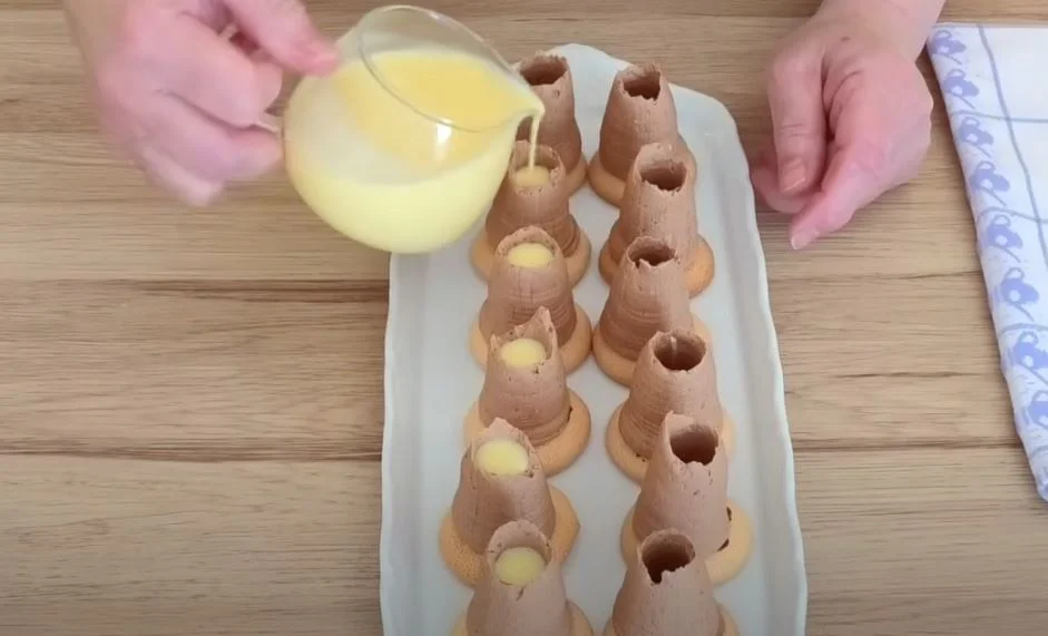 Naplníme špičky likérovou náplní.