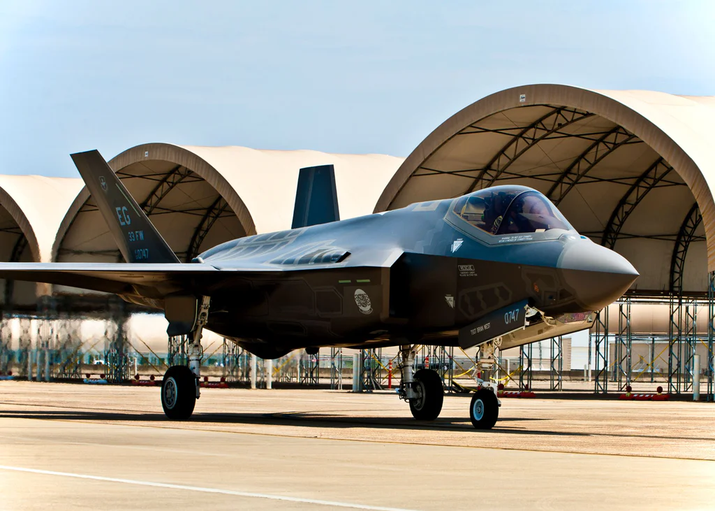 the-new-department-of-defense-aircraft-the-f-35-lightning-39746a