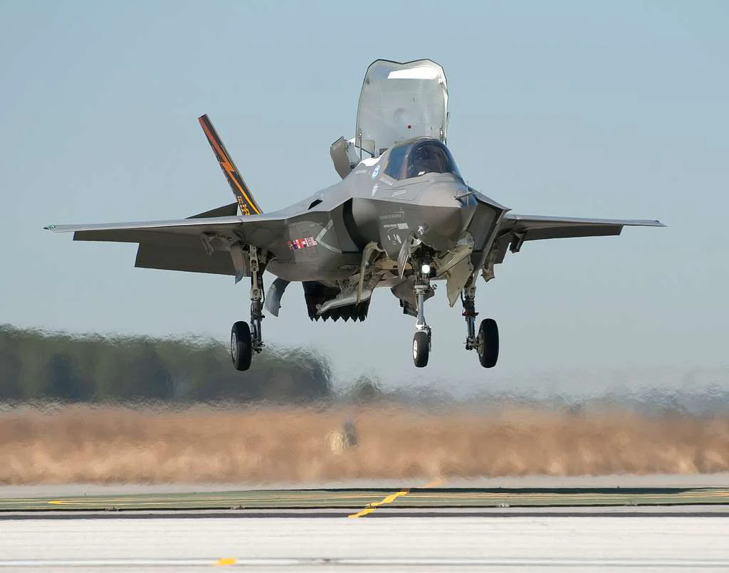 first-vertical-landing-of-an-f-35b-lightning-ii-march-18-2010-16c62d
