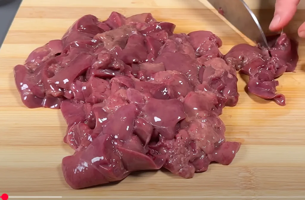 Játra na minutku nakrájíme na větší kousky.