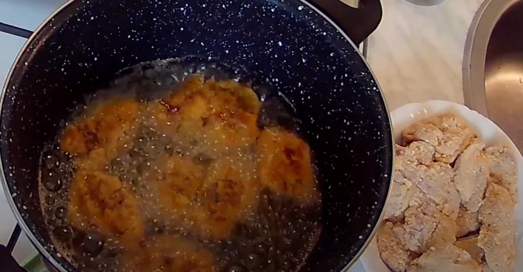 Obalené játra smažíme v rozpáleném tuku na mírném ohni dozlatova.