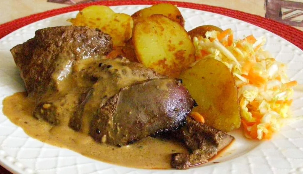 Obrázek receptu na restovaná vepřová játra s pepřovou omáčkou.