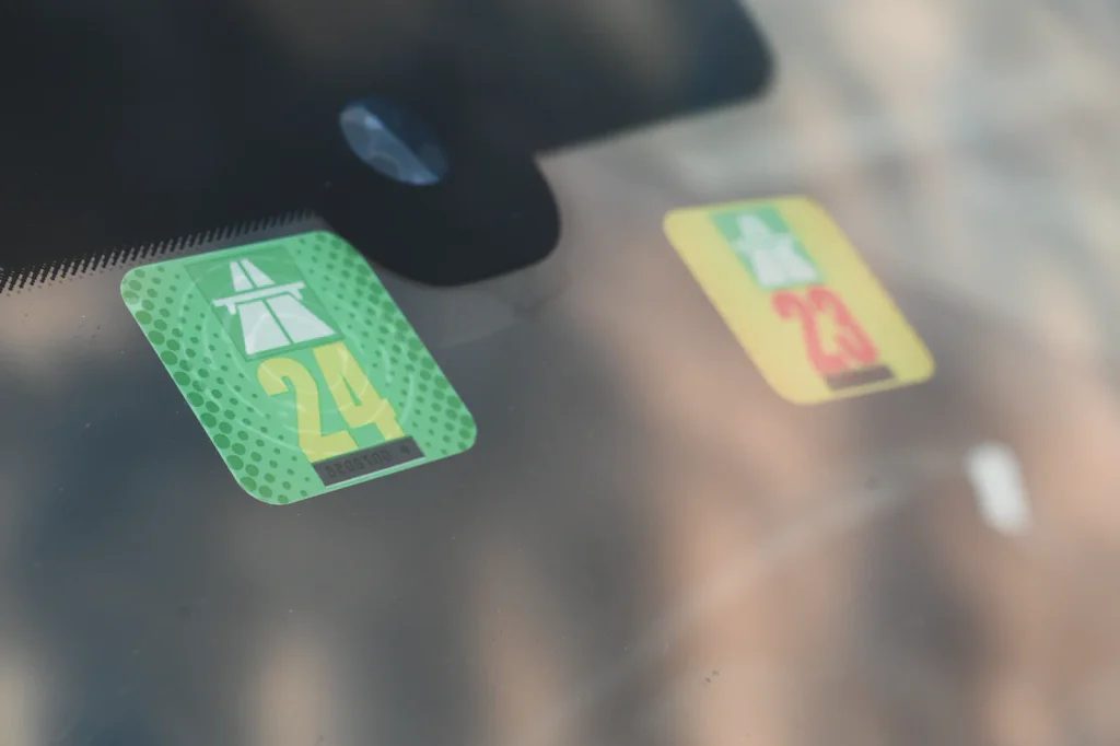 Vláda potichu chystá obrovský zásah do peněženek řidičů. Dálniční známky brutálně zdraží