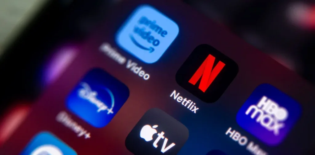 Ikony streamovacích služeb Netflix, Prime Video, Disney+, HBO Max a Apple TV+ na displeji mobilního telefonu