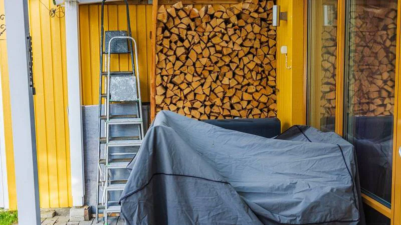 přikrytý zahradní nábytek