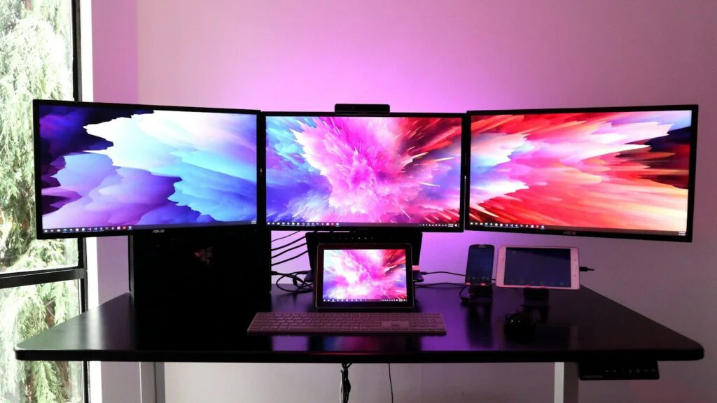 Další monitor