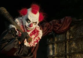 Člověk v kostýmu strašidelného klauna