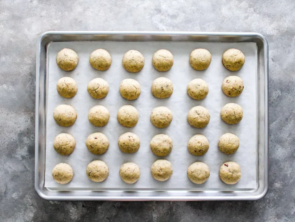 Upečené sušenky necháme 5 minut vychladnout.