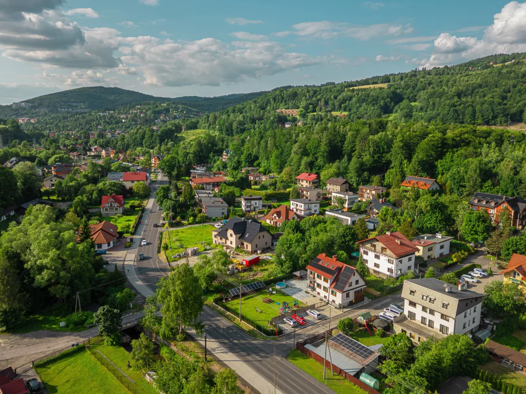 Za minulého režimu hit, dnes polozapomenuté lázně. Češi je opustili, Poláci je naopak zaplnili.
