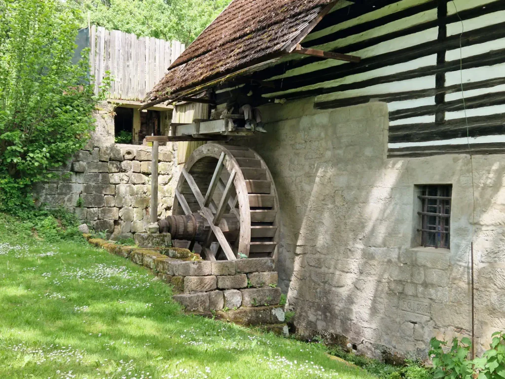 Mlýnské kolo mlýnu v obci Střehom. Nad ním je posazený čert.