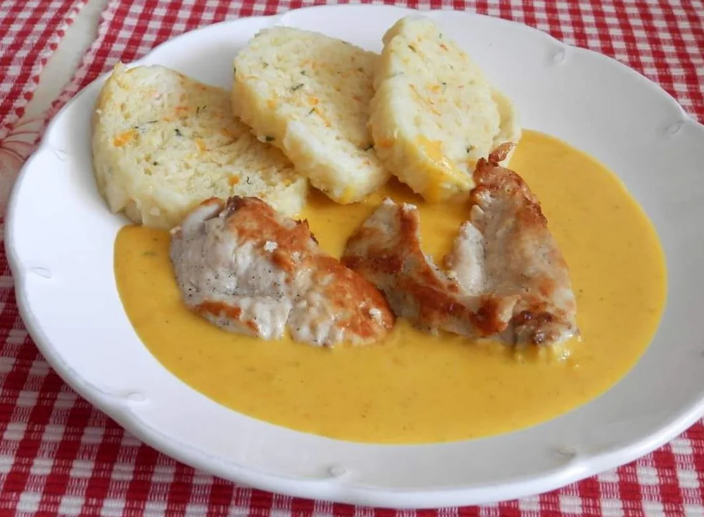 Obrázek receptu na dýňovou omáčku s kuřecím masem.