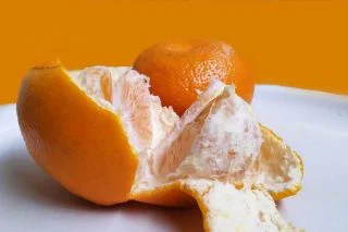 Jak oloupat pomeranč za pár vteřin, aby na měsíčcích nezbyl ani sebemenší kousek slupky a všechna šťáva zůstala uvnitř