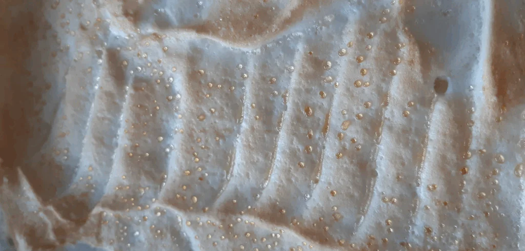 Pečením a chlazením se vytvoří na povrchu kapičky.