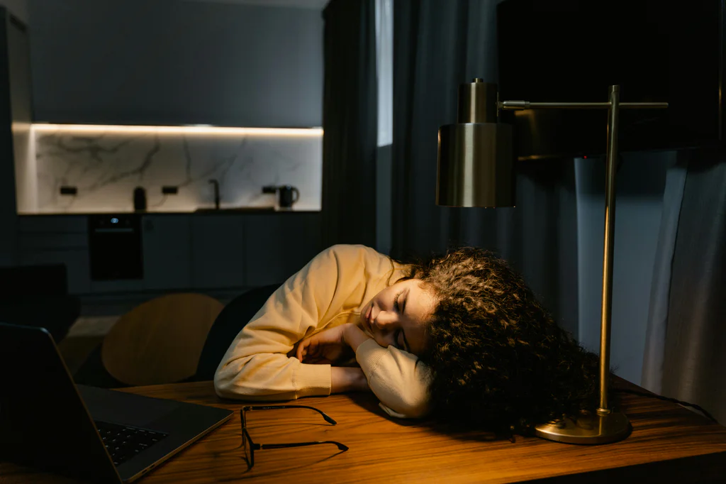 Psychologové odhalili zlozvyk, který ženám nad 40 nejvíce narušuje spánek