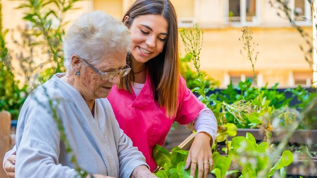 SENIOŘI NAD 65: Z nemocnice rovnou do prázdného bytu. Scénář, který čeká tisíce seniorů