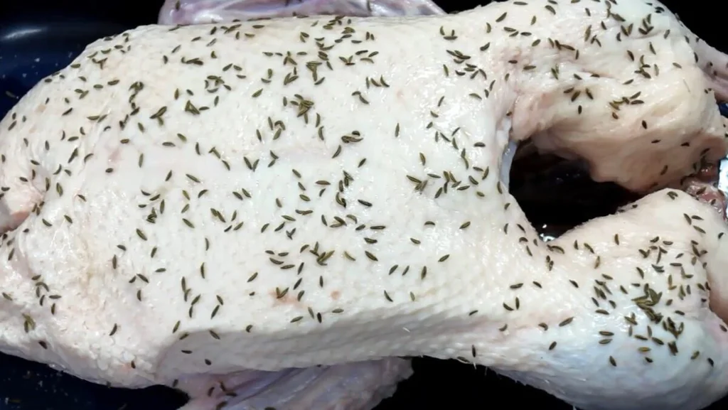 Kachnu ochutíme a podlijeme.