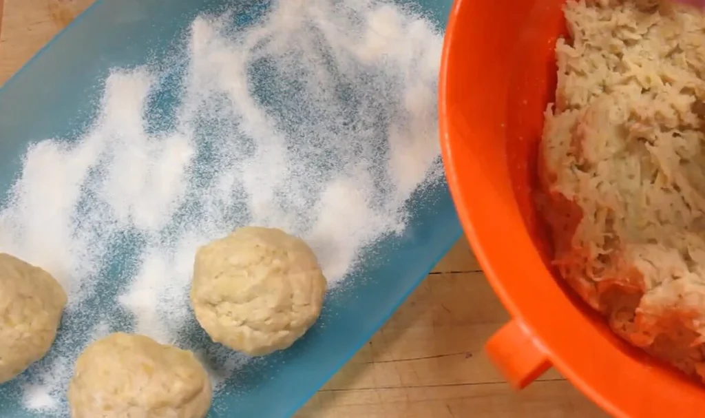 Vytvarujeme knedlíky.