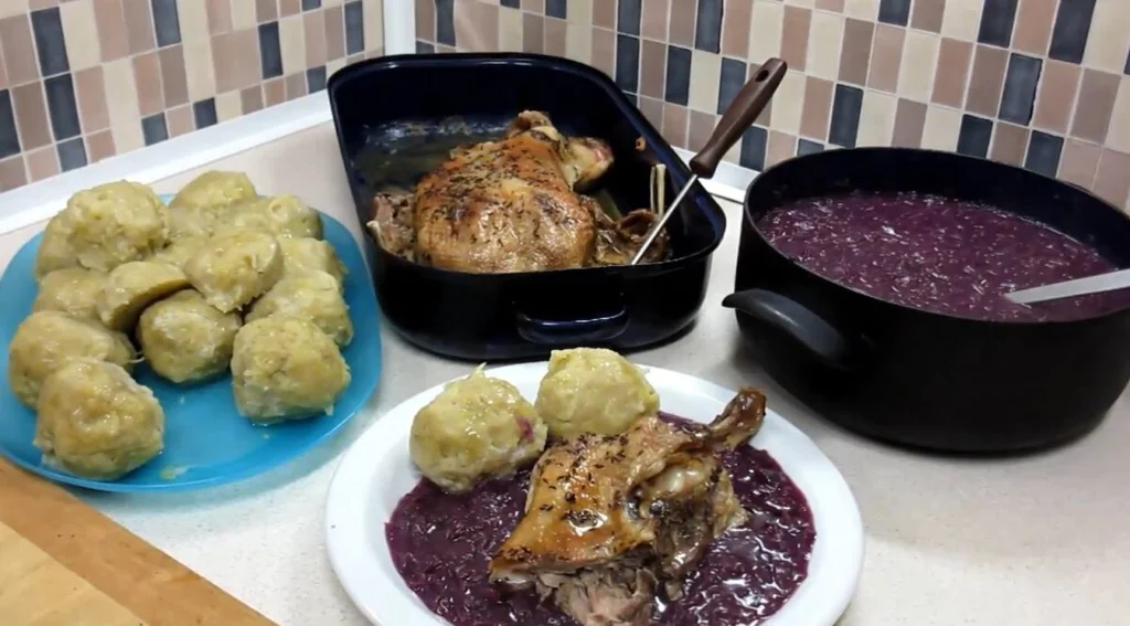 Svatomartinská kachna se zelím a knedlíky.