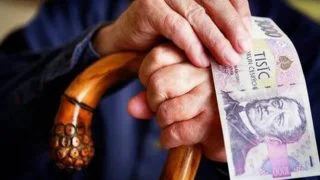 Češi jako boháči pobírající sociální dávky. Obzvlášť důchodci jsou často nevědomky živořícími milionáři